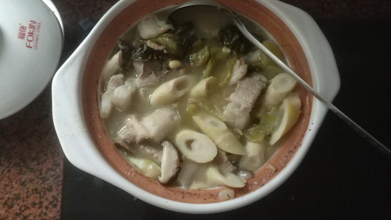 潮汕系列~苦笋煲,在焖煮的过程,要翻一翻所有食材,这样才会更加入味,防止粘锅