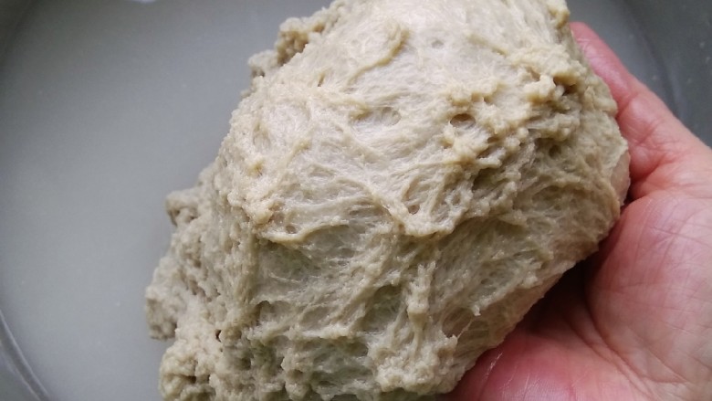 烤面筋,直到搅拌成块状,能用手拿起,像这样