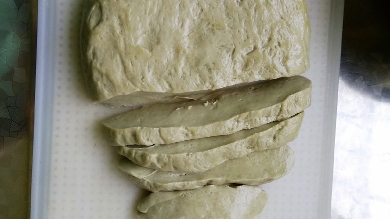 烤面筋,醒发好,拿到面板上切条
