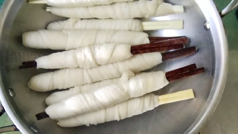 烤面筋,全部缠好后,放在锅中小火煮十分钟,再转大火煮五分钟,煮好后马上放入凉水过凉