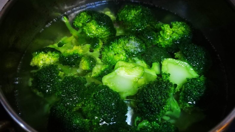 凉拌西兰花,水开后,放入西兰花,煮熟