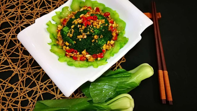 凉拌西兰花,淋入调制好的酱料,即可