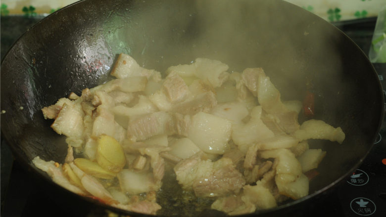 酱烧回锅肉,放入猪肉片,大火翻炒均匀,盛出放在一旁备用
