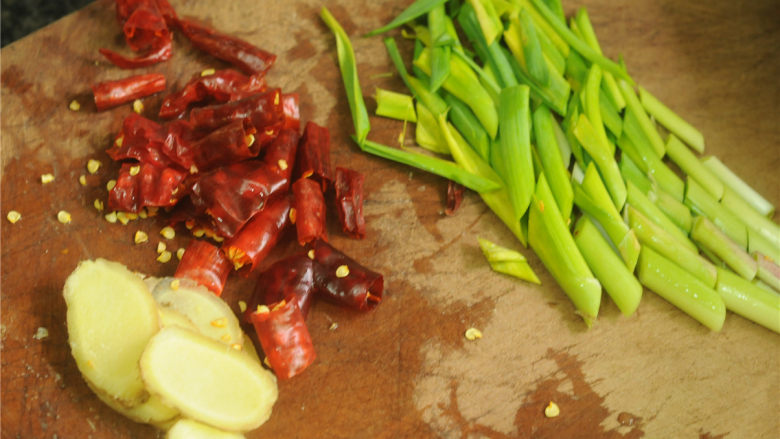 酱烧回锅肉,辣椒段、姜片切好,<a style='color:red;display:inline-block;' href='/shicai/ 3348'>青蒜</a>斜切成3-7厘米长的段备用