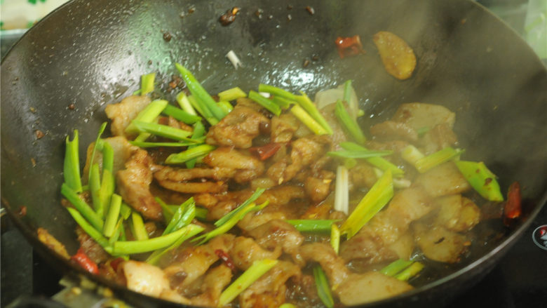 酱烧回锅肉,最后放入青蒜,迅速翻拌均匀即可