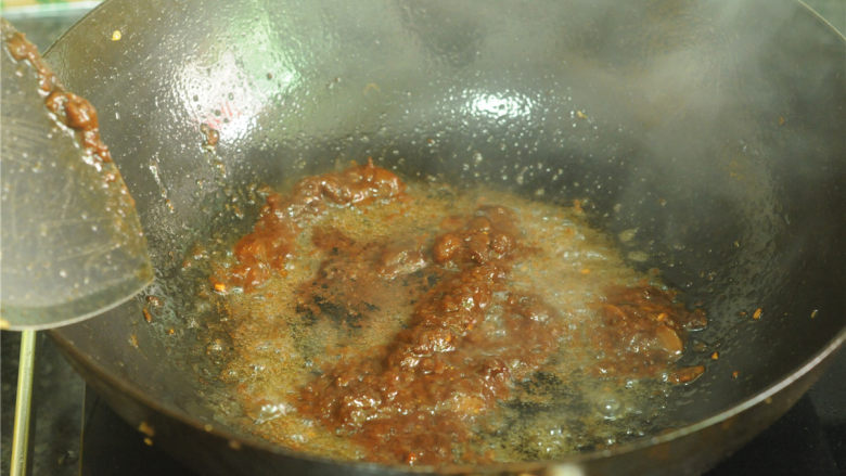 酱烧回锅肉,锅中放剩下的油,倒入<a style='color:red;display:inline-block;' href='/shicai/ 705'>豆瓣酱</a>,炒出香味和红油