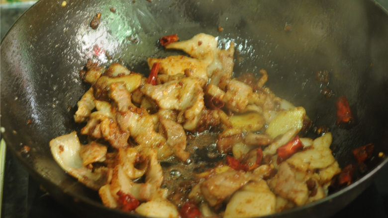 酱烧回锅肉,将猪肉片放入,加入<a style='color:red;display:inline-block;' href='/shicai/ 3729'>白糖</a>和豆瓣酱炒匀