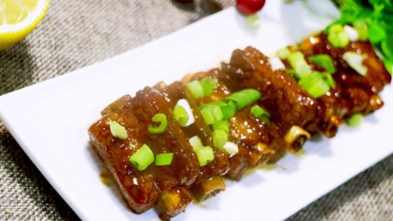 糖醋小排---为母亲做的一道菜,火慢慢炖至入味,表面翻起大泡,色慢慢变黄,开大火收汤汁浓稠时,关火,撒入<a style='color:red;display:inline-block;' href='/shicai/ 3250'>葱</a>花。