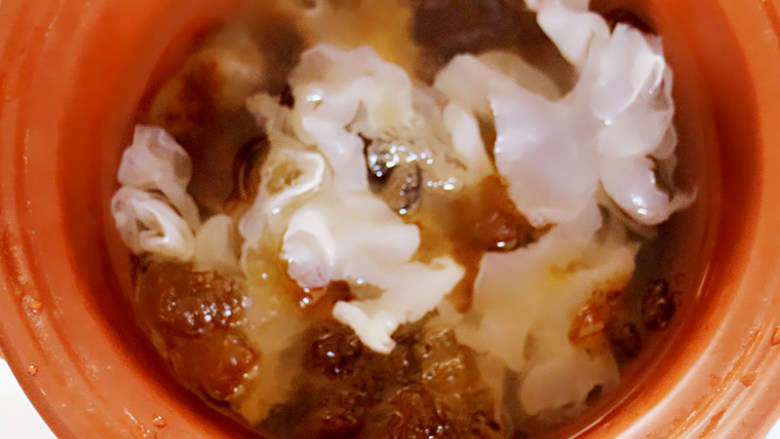 养颜桃胶银耳羹,加盖,低温档隔水炖煮约3-5小时,桃胶的缘故,汤水会逐渐收得粘稠