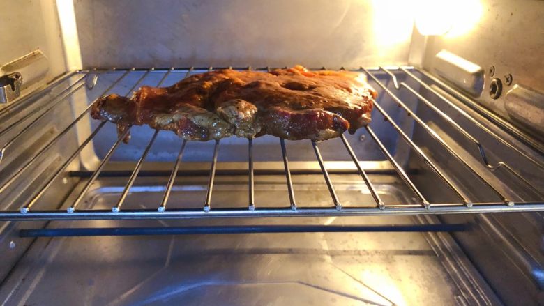 炭烧猪颈肉,放入烤箱200度烤制15分钟。(烤箱下放置接油盘)