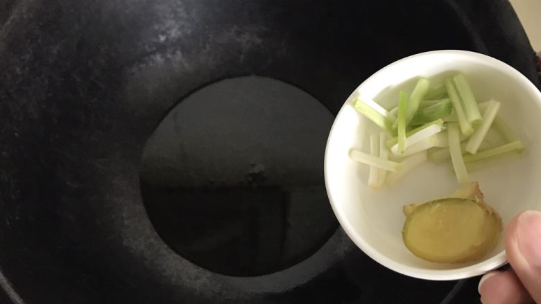 白鲞烧鸡爪,热锅冷油,放入葱姜爆香