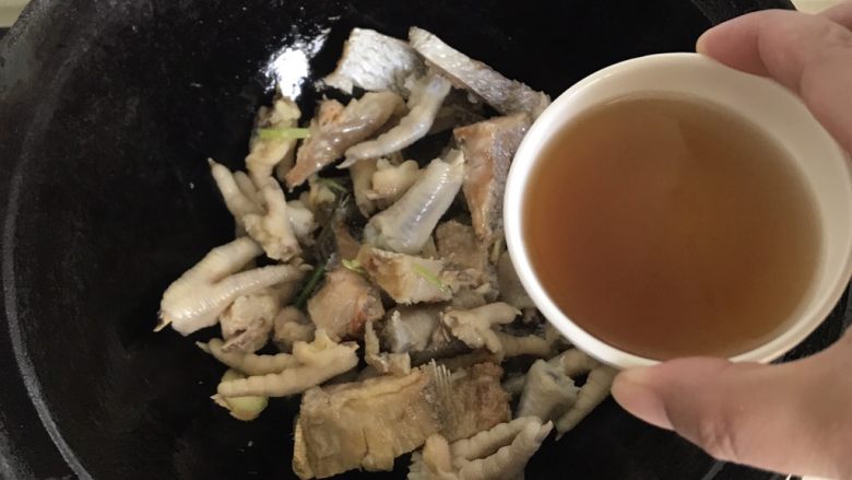 白鲞烧鸡爪,加入<a style='color:red;display:inline-block;' href='/shicai/ 718'>料酒</a>,这步骤不能少