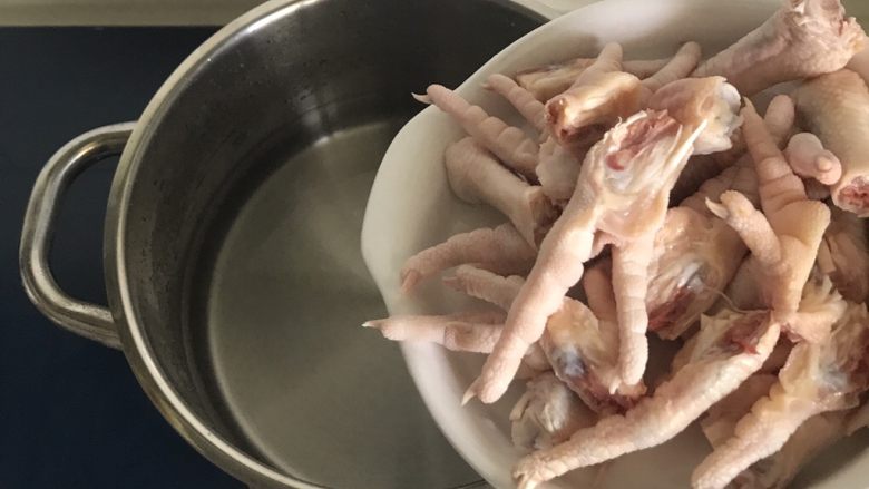 白鲞烧鸡爪,把鸡爪放锅里焯水,水煮开后就可以了