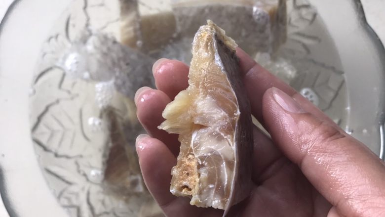 白鲞烧鸡爪,这种白鲞的肉质很厚实,所以泡的时间也要久一点,不然会咸薅你