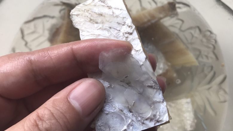 白鲞烧鸡爪,泡软后用手取下鳞片,要小心