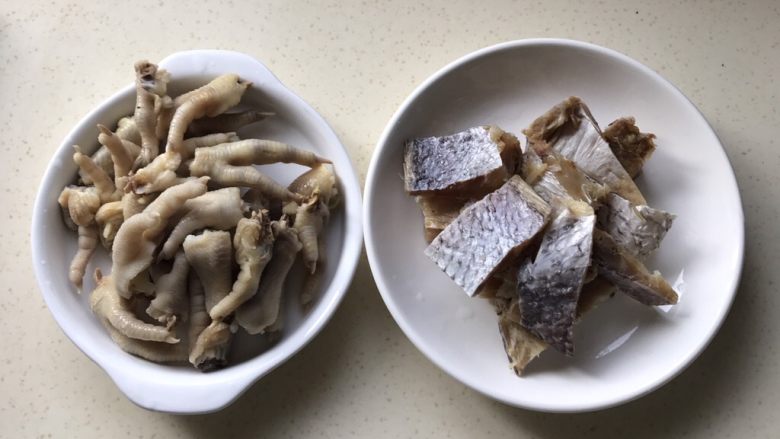 白鲞烧鸡爪,鸡爪洗净,白鲞去掉鳞备用
