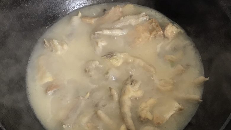 白鲞烧鸡爪,大约炖煮半小时,汤汁也变得浓稠