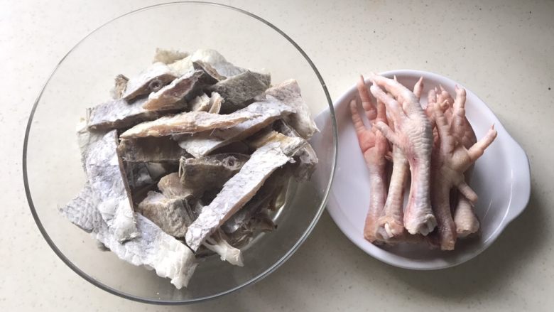 白鲞烧鸡爪,这条白鲞很大,我都把它剁成块了,剁的过程场面有点混乱,就不入镜头了🤦🏽♀️