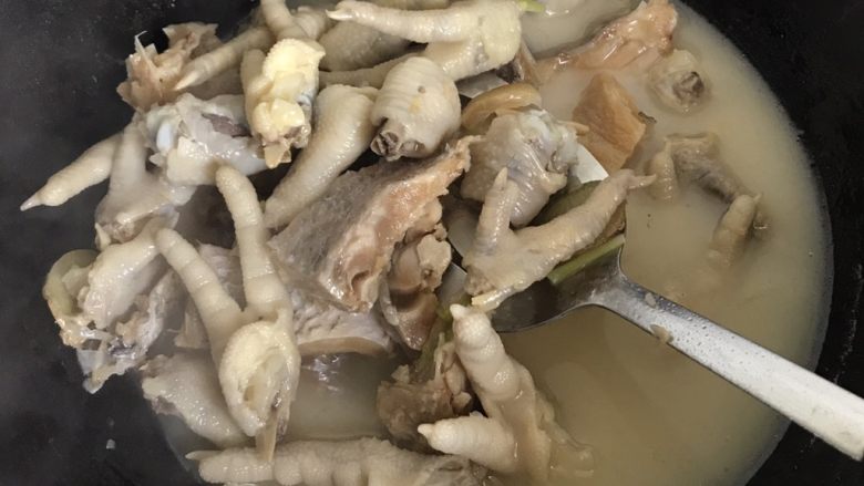 白鲞烧鸡爪,鸡爪也熟得刚刚好,不用加盐不用加鸡精!全部靠食材本身的鲜味!咸淡也适中