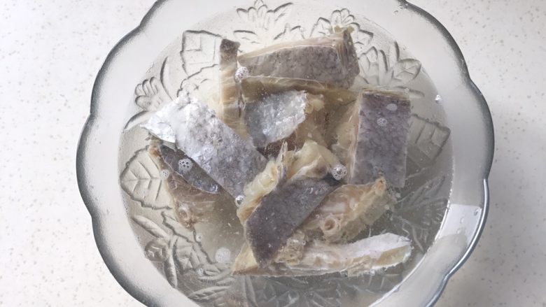 白鲞烧鸡爪,取200克浸泡在冷水中,不仅可以降低它的咸度,而且泡软后能把白鲞的鲜味更好的体现出来