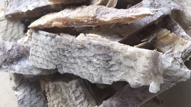 白鲞烧鸡爪,大黄鱼经过盐的腌制后晒干,放很久都不会坏