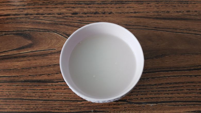 油条可以在家自己做,干净卫生再也不用出去买了,酵母用温<a style='color:red;display:inline-block;' href='/shicai/ 156925'>水</a>化开