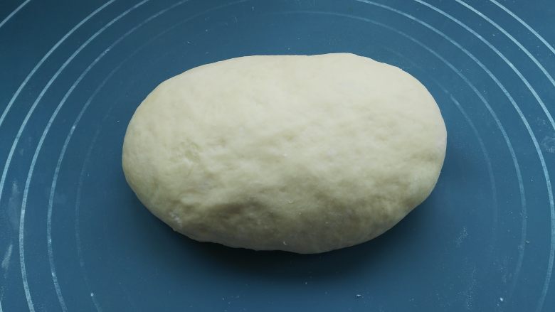 油条可以在家自己做,干净卫生再也不用出去买了,把面团取出,然后揉一下,静置排气