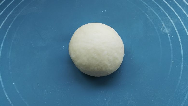 油条可以在家自己做,干净卫生再也不用出去买了,取一小块面团揉匀