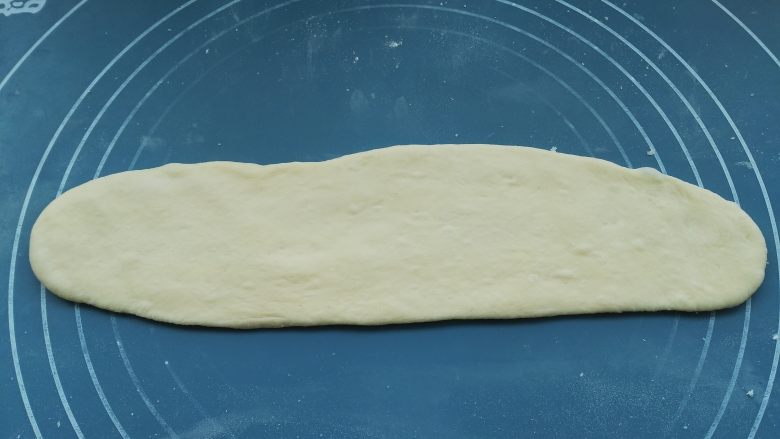 油条可以在家自己做,干净卫生再也不用出去买了,用擀面杖擀一下,厚薄均匀