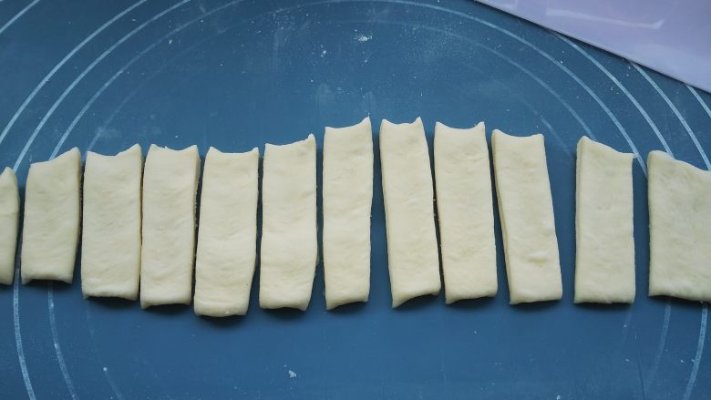 油条可以在家自己做,干净卫生再也不用出去买了,用刀切成2厘米宽的条