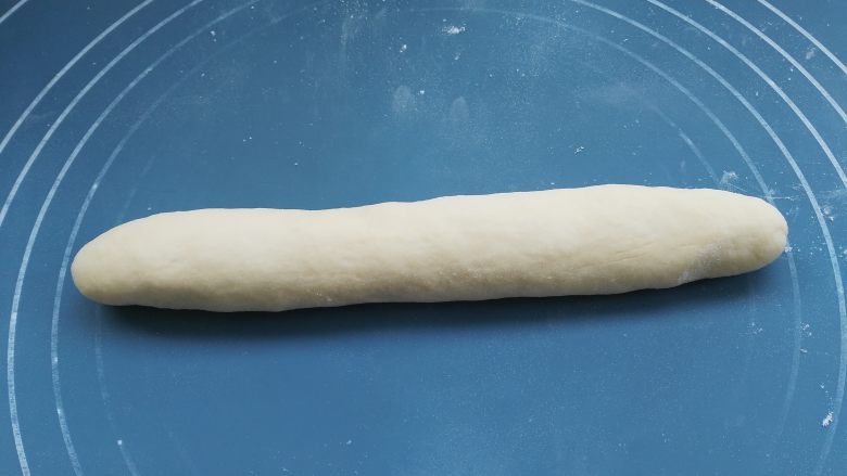 油条可以在家自己做,干净卫生再也不用出去买了,搓成长条状,面团太软,可以借助面粉,防止粘到面板上