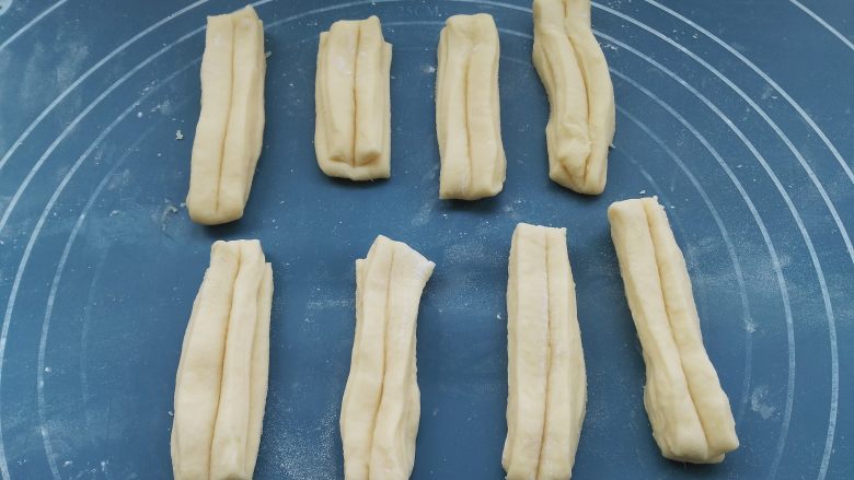 油条可以在家自己做,干净卫生再也不用出去买了,做好的油条胚子饧发一下,然后再下锅炸,这样会更蓬松