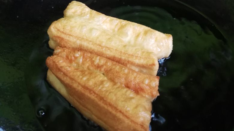油条可以在家自己做,干净卫生再也不用出去买了,炸制表面金黄,便可捞出了,因为面团很软,很容易熟,不要炸的时间太长