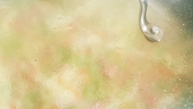 苦瓜煎蛋,小火盖上锅盖使得鸡蛋液受热更均匀,这样可以全熟,把鸡蛋煎至成形。