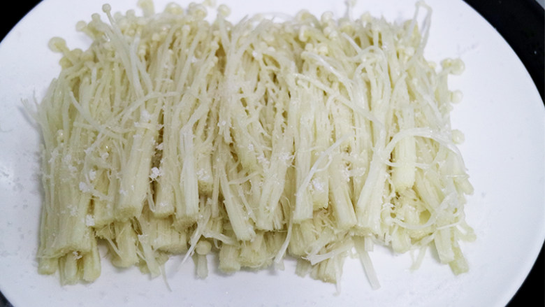 肉末金针菇,<a style='color:red;display:inline-block;' href='/shicai/ 234'>金针菇</a>洗净控水,切去根部,肉末用葱姜末盐料酒生抽腌制10分钟。