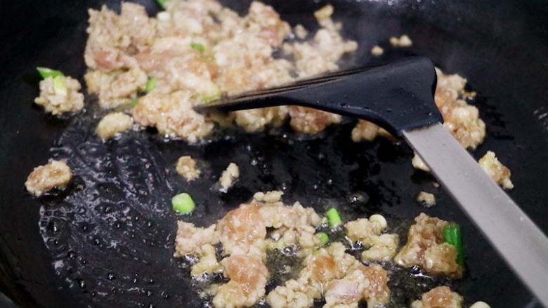 肉末金针菇,炒锅内加油,小火煸香蒜末,加入肉末翻炒出香味,炒到肉末颜色金黄,然后把炒好的肉末盛入盆中备用。