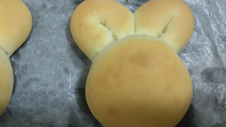 萌萌哒小兔子面包,放入提前160℃预热烤箱,中层上下火160℃,烤20分钟至表面上色即可(具体时间根据自家烤箱脾气调整,注意观察上色情况。)