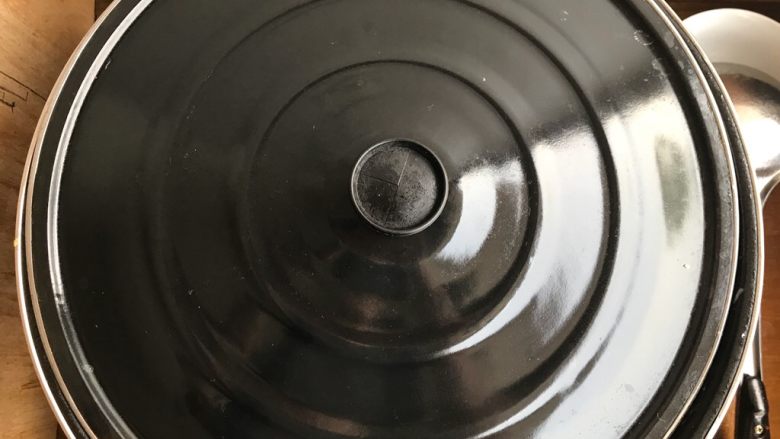 油豆腐黄豆芽炖鱼尾,待锅内水开后盖上锅盖,转小火煮20分钟