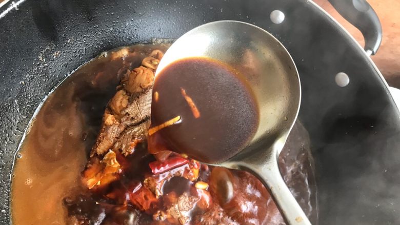 油豆腐黄豆芽炖鱼尾,期间可以开一次锅盖,将鱼尾翻个面