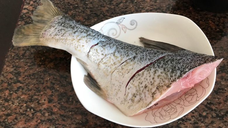 油豆腐黄豆芽炖鱼尾,控干水分,备用