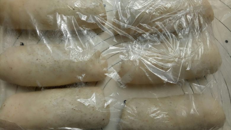 全麦皇后吐司 ,都卷好后盖保鲜膜松弛15分钟。