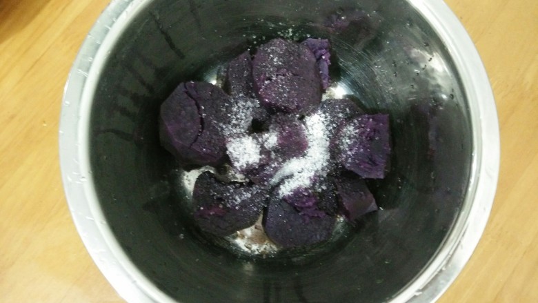 蜜豆椰汁芋圆,紫薯也一样加入白糖,压成紫薯泥。