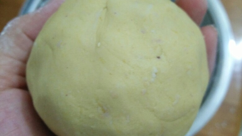 蜜豆椰汁芋圆,南瓜面团一样的操作,南瓜水份比较大,所以没有加水。