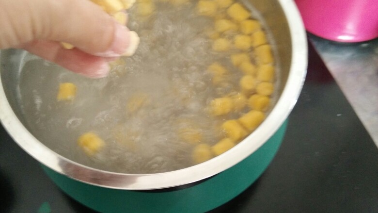 蜜豆椰汁芋圆,锅里放水烧开下芋圆,待芋圆全部浮起来后再煮三到五分钟,尝一下没有硬心即可。(紫薯芋圆因为会染色,所以我是分开煮的。)
