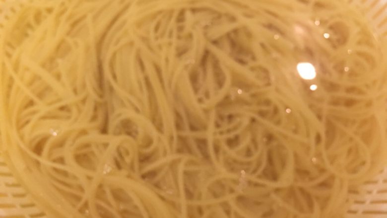 意大利肉酱面,准备一盆冷开水,过一下面条!