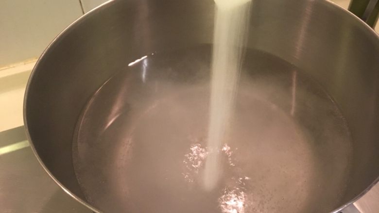 意大利肉酱面,炒肉酱的同时先烧一锅水!加盐让她跟海水一样咸!再加一点橄榄油!