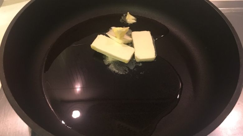 意大利肉酱面,起锅,橄榄油、奶油烧热融化