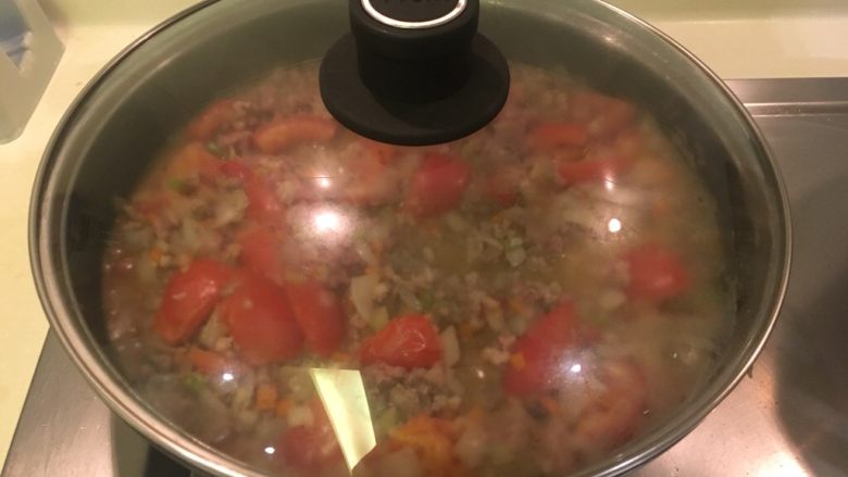 意大利肉酱面,加盖中火焖煮30分钟!快!面条跟牛排就是这时候做!