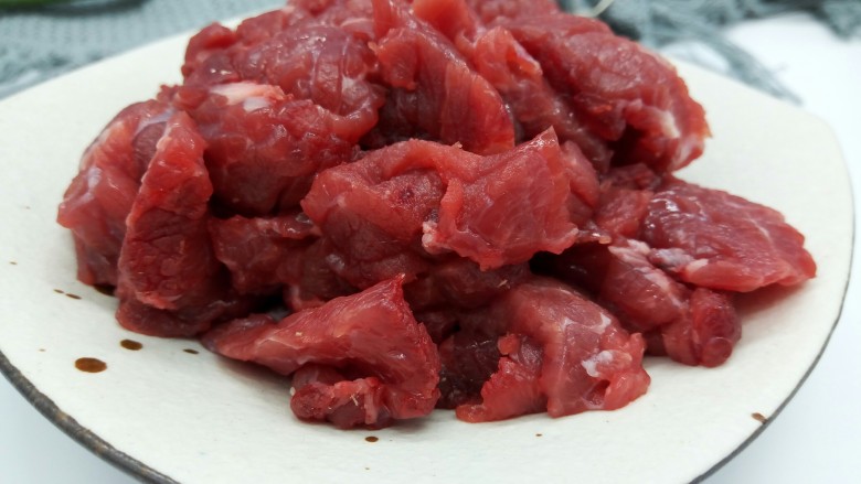 腌白菜炒牛肉,<a style='color:red;display:inline-block;' href='/shicai/ 216'>牛肉</a>300克，切片