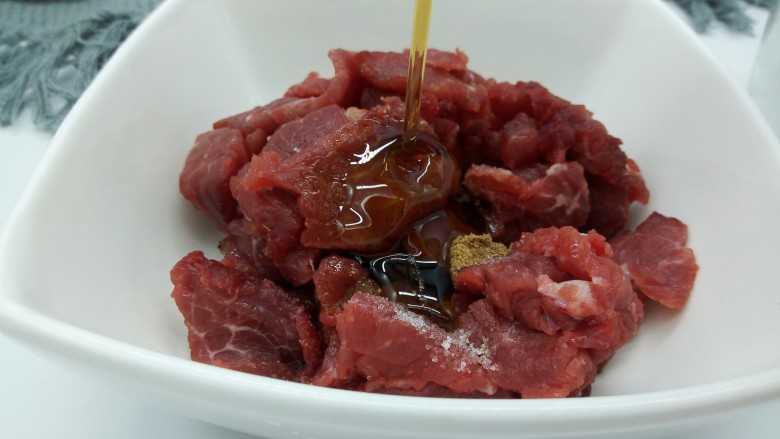 腌白菜炒牛肉,<a style='color:red;display:inline-block;' href='/shicai/ 3738'>芝麻油</a>2勺